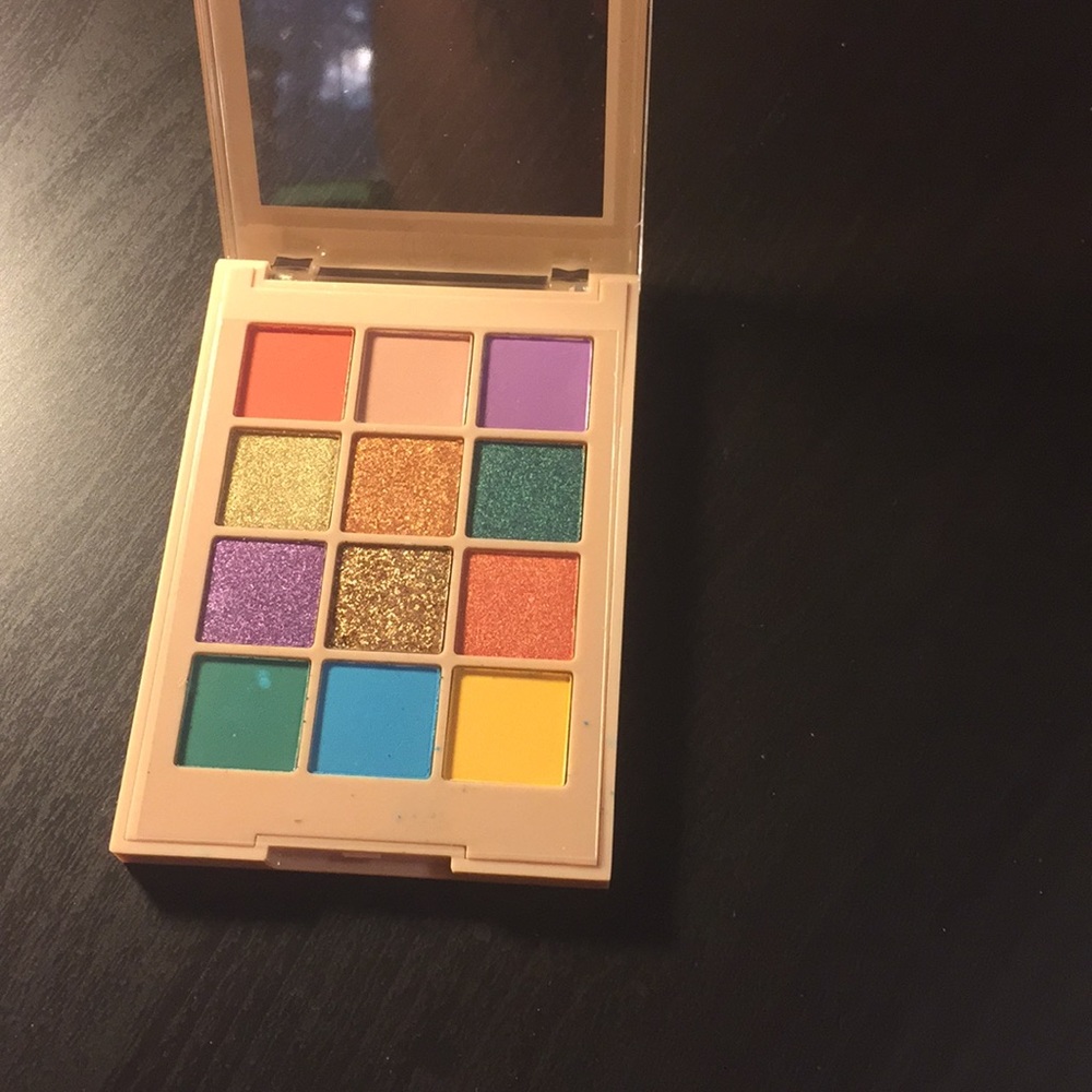 Eye shadow pallet